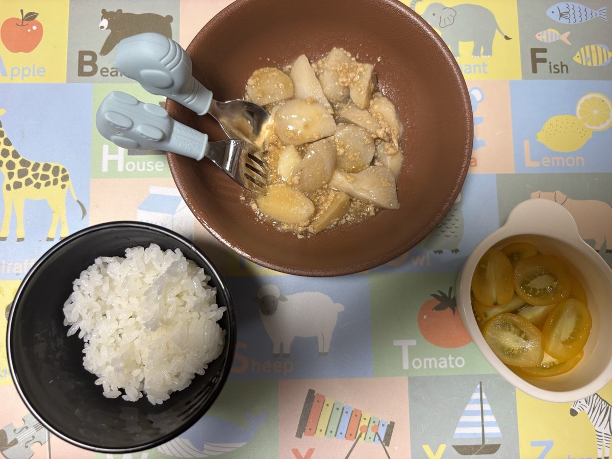 mogumoの鶏ももの照り煮を器に盛り、白ごはんとミニトマトを添えた1歳児の食卓。